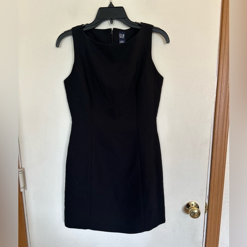 GAP size one little black sleeveless zip back dress